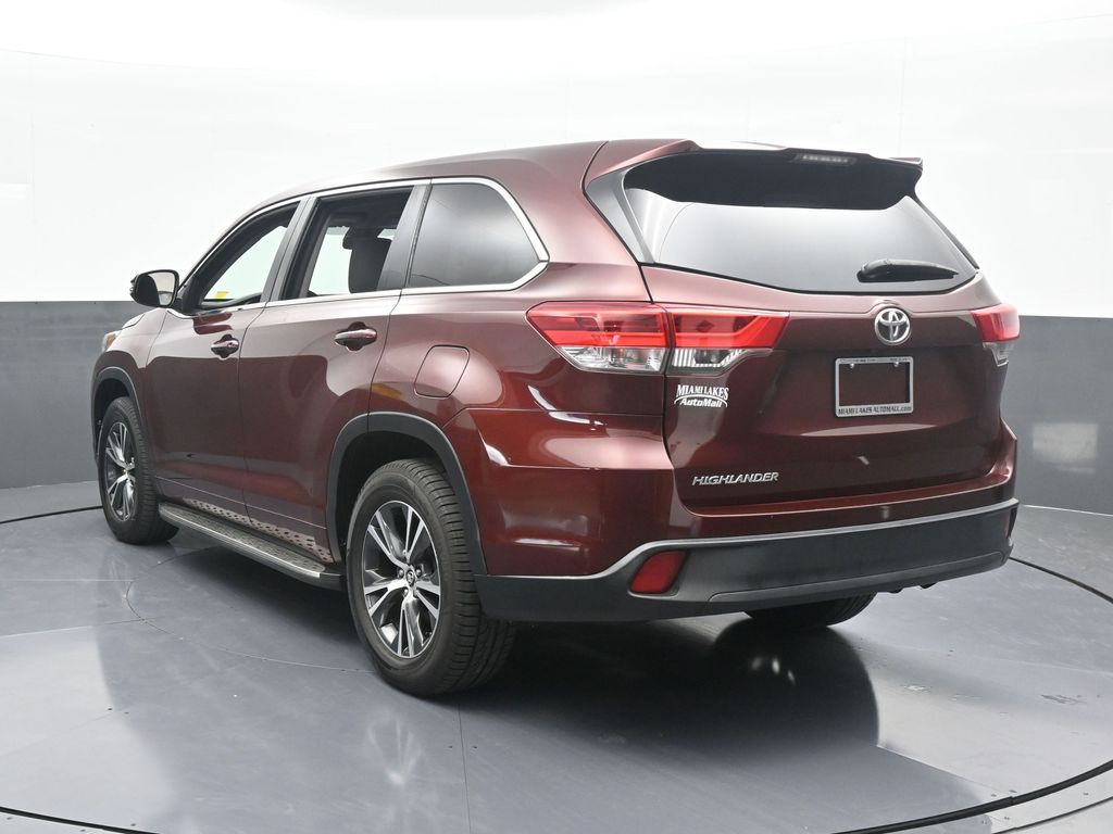 2017 Toyota Highlander LE photo 2