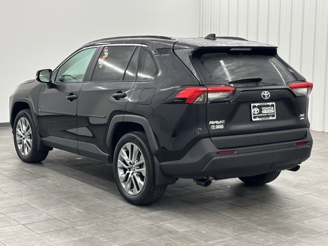 2022 Toyota RAV4 XLE Premium photo 2