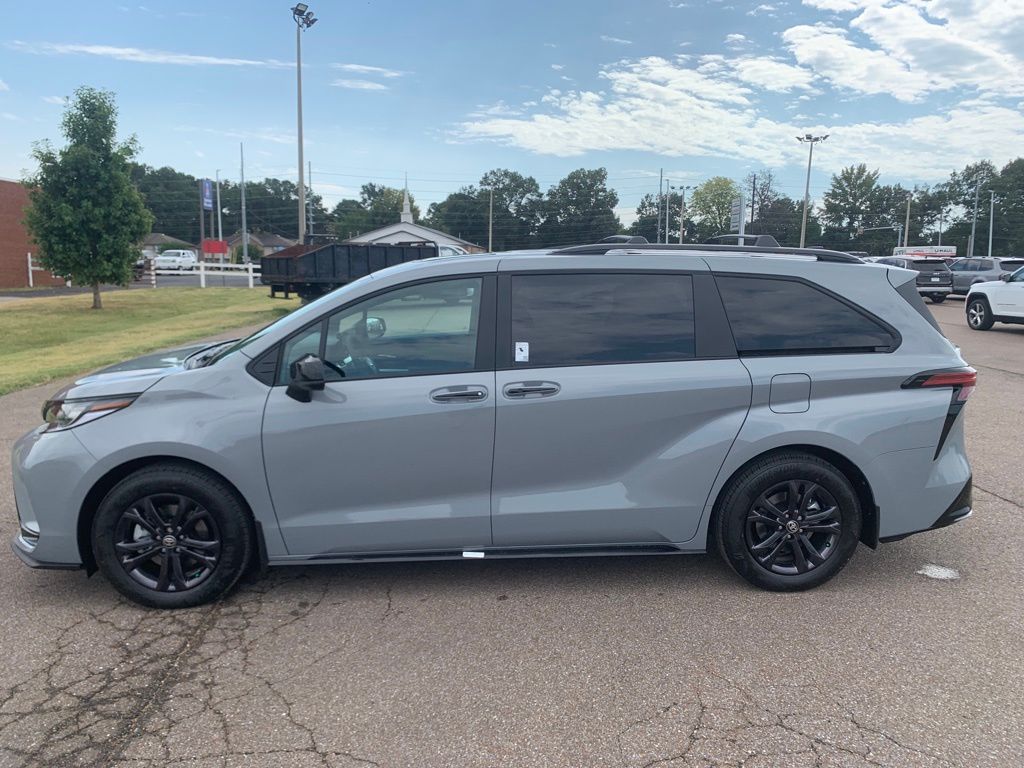 2025 Toyota Sienna XSE photo 4
