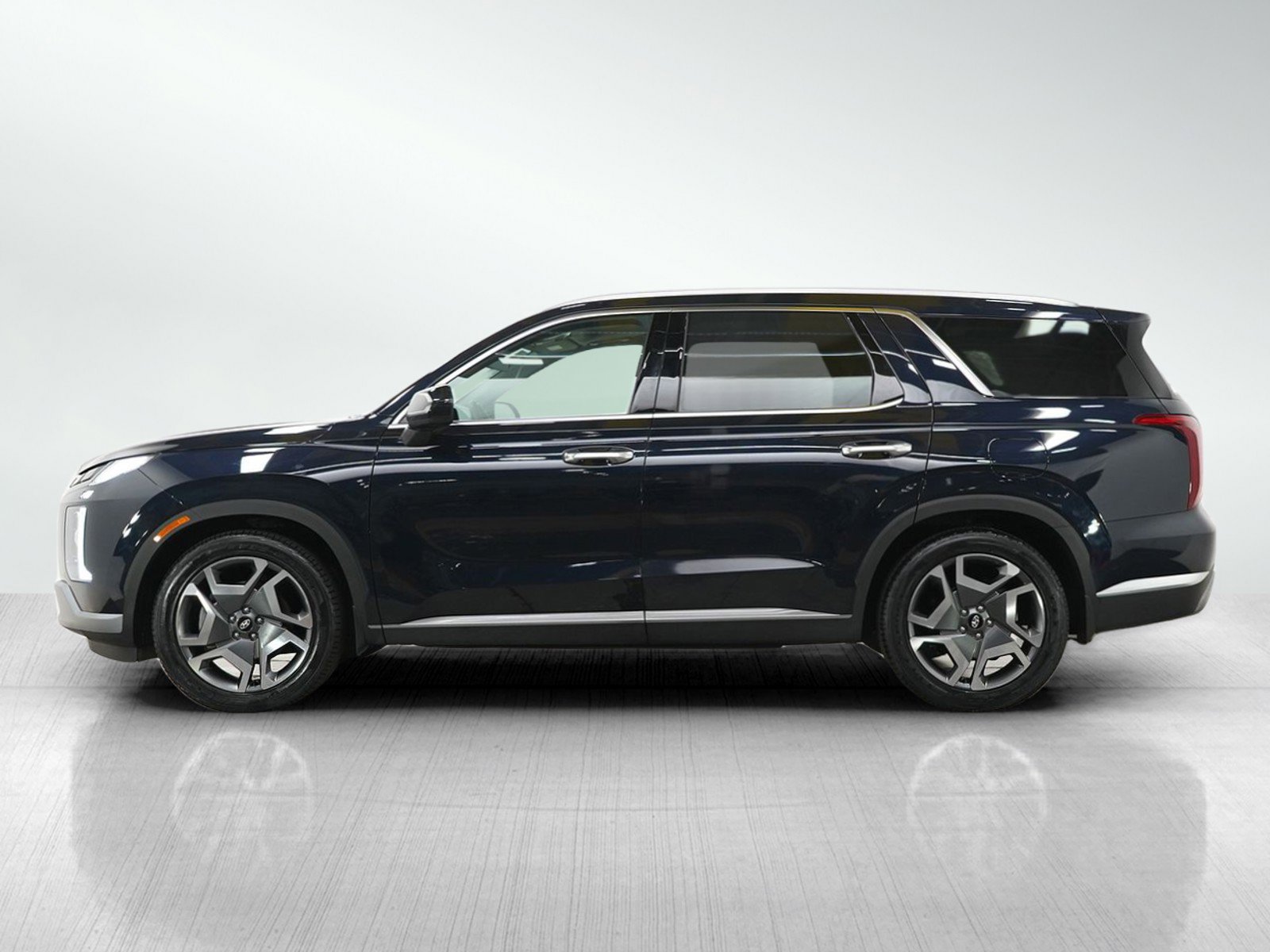 Used 2023 Hyundai Palisade Limited with VIN KM8R5DGE7PU570190 for sale in Burnsville, Minnesota