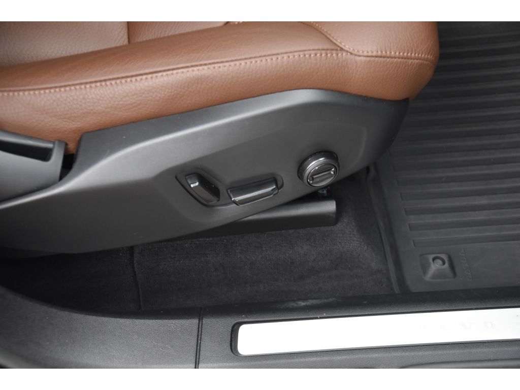 2023 Volvo XC60 B5 Plus photo 28