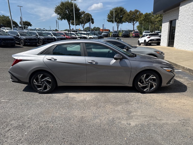 2024 Hyundai Elantra Limited photo 2