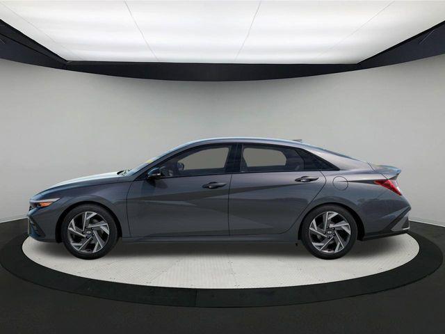 2025 Hyundai Elantra SEL Sport photo 3
