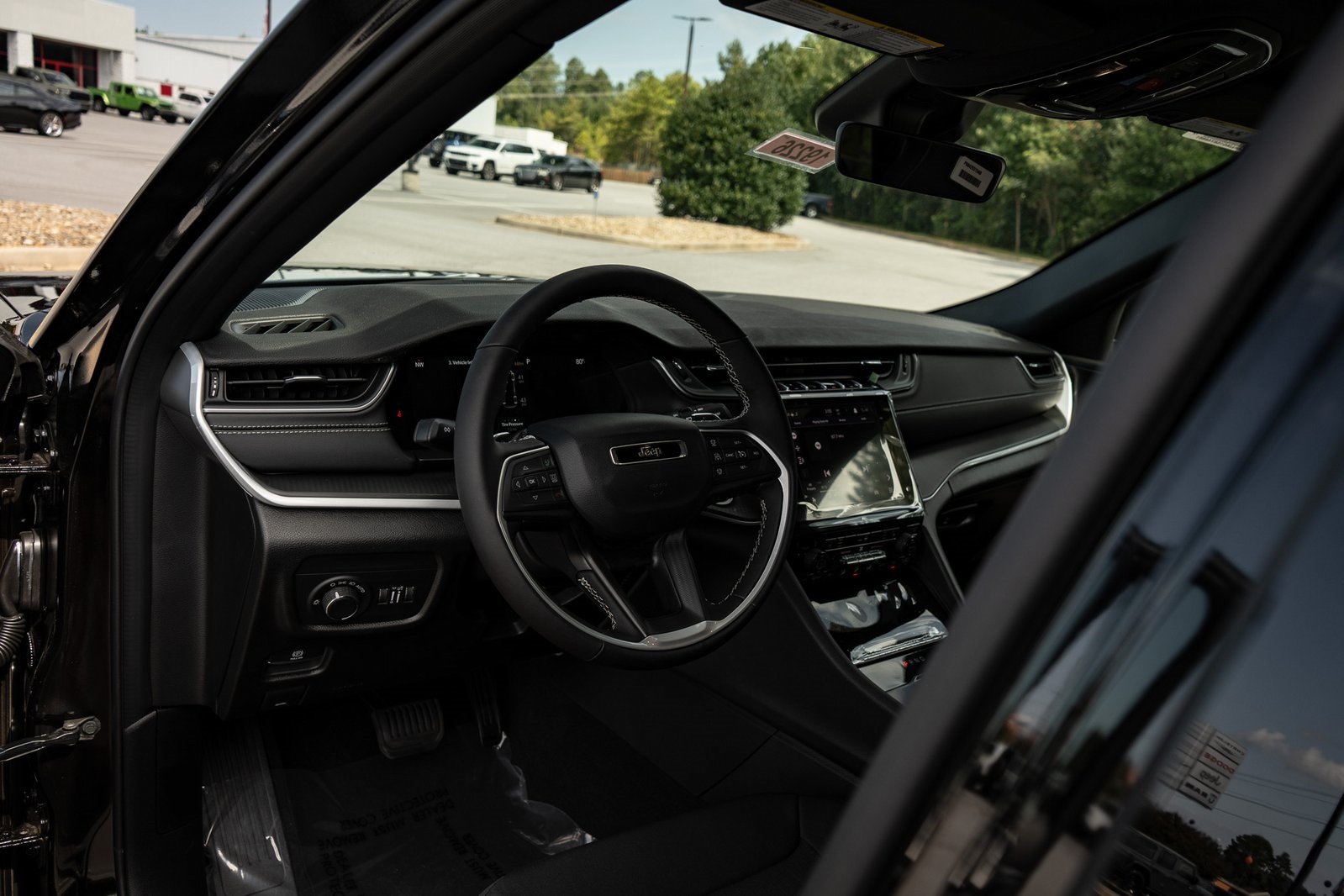 2025 Jeep Grand Cherokee Laredo Altitude photo 12