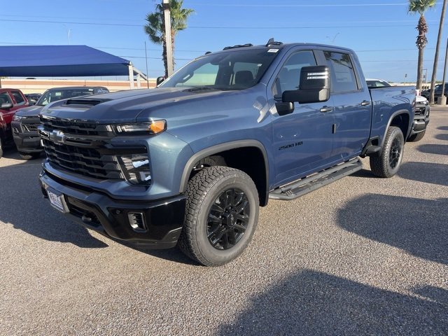 2025 Chevrolet Silverado 2500HD Custom photo 3