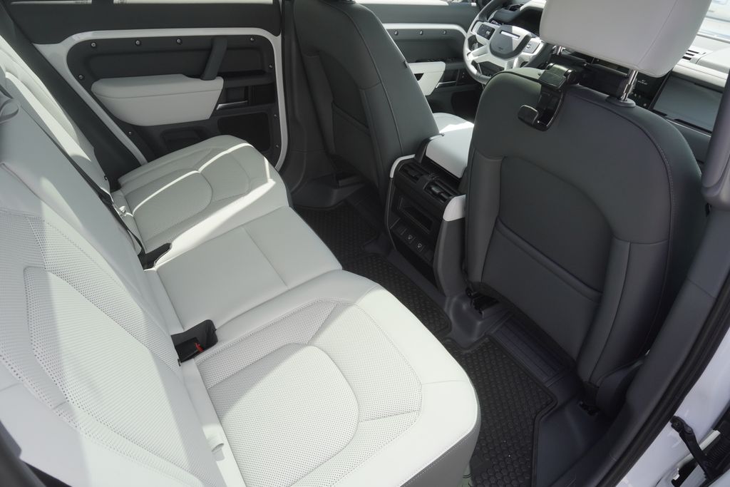 2025 Land Rover Defender 110 S photo 24