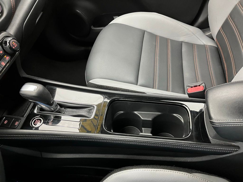 2023 Nissan Kicks SR photo 13