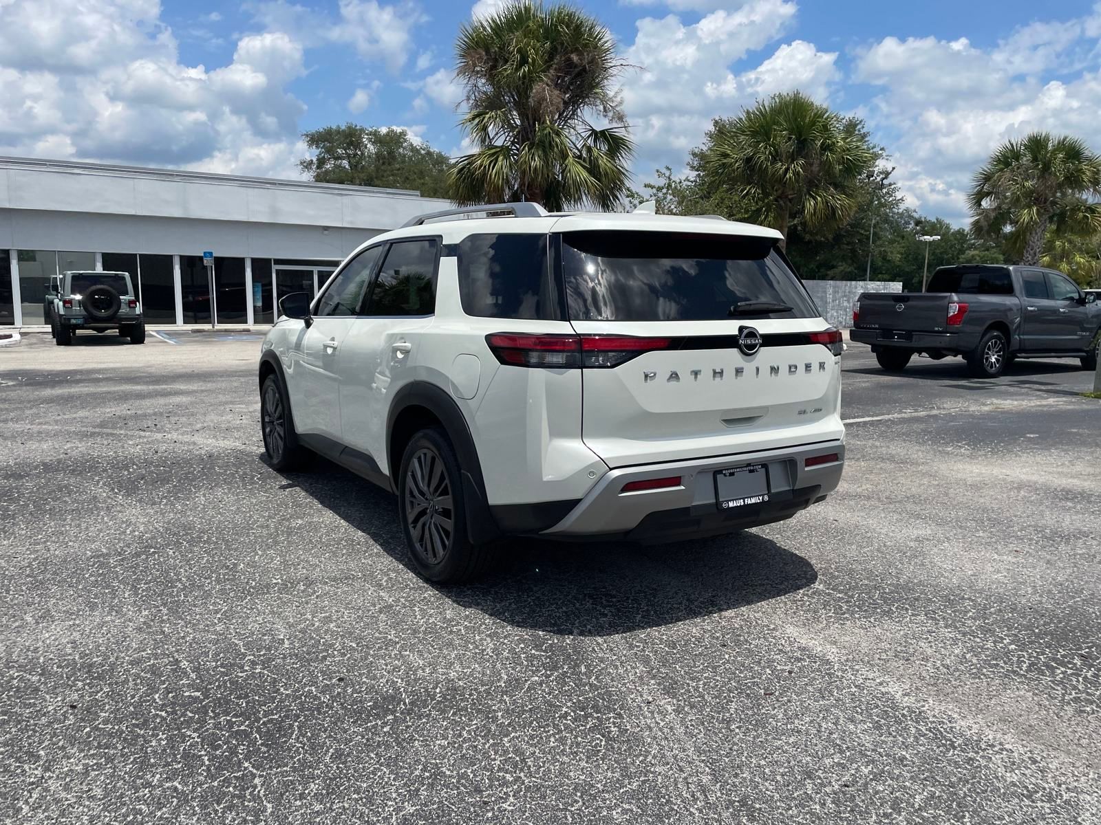 2024 Nissan Pathfinder SL photo 3