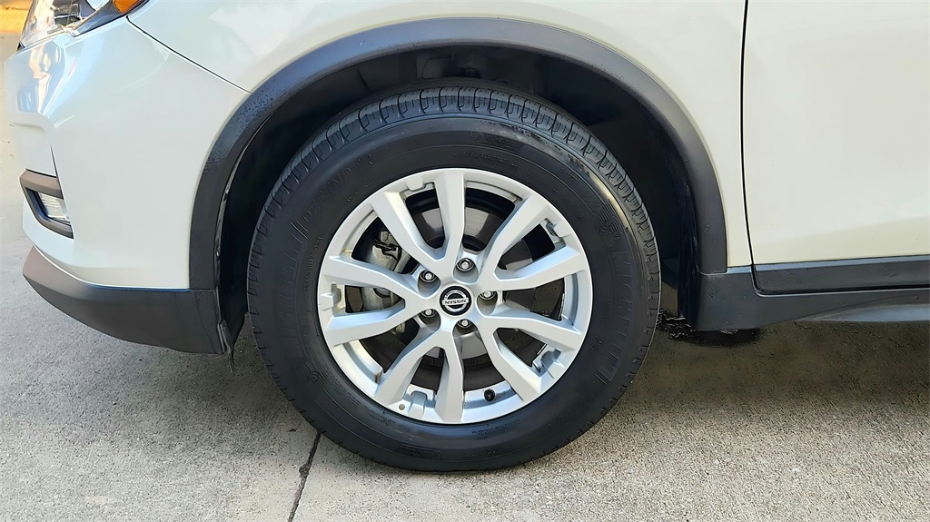 2017 Nissan Rogue SV photo 15