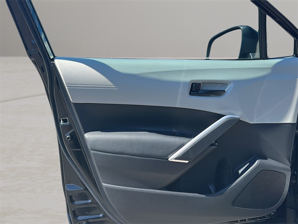 2022 Toyota Corolla Cross LE photo 24