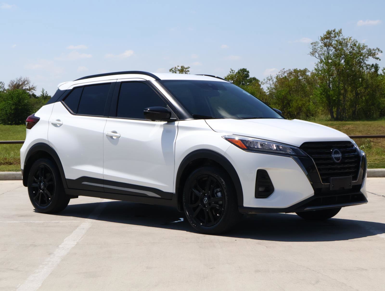 2022 Nissan Kicks SR photo 2