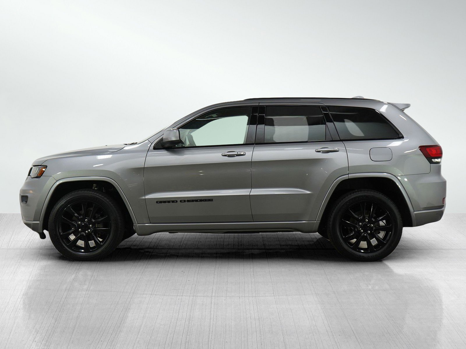Used 2018 Jeep Grand Cherokee Altitude with VIN 1C4RJFAG9JC214309 for sale in Burnsville, Minnesota