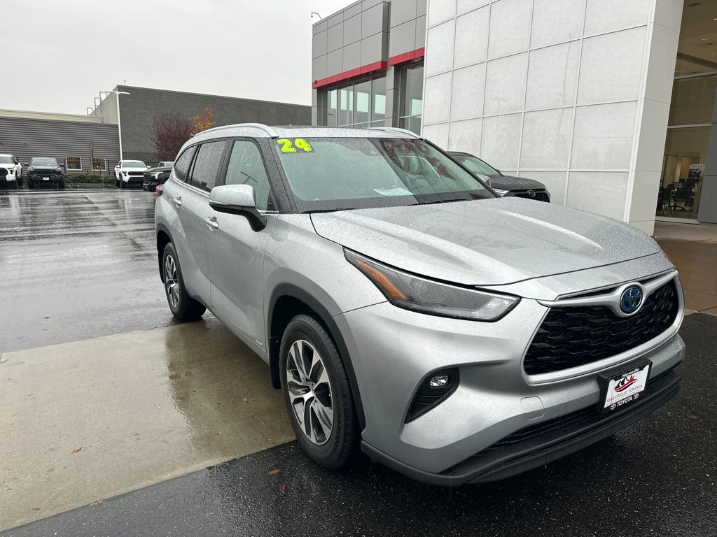 2024 Toyota Highlander XLE's photo