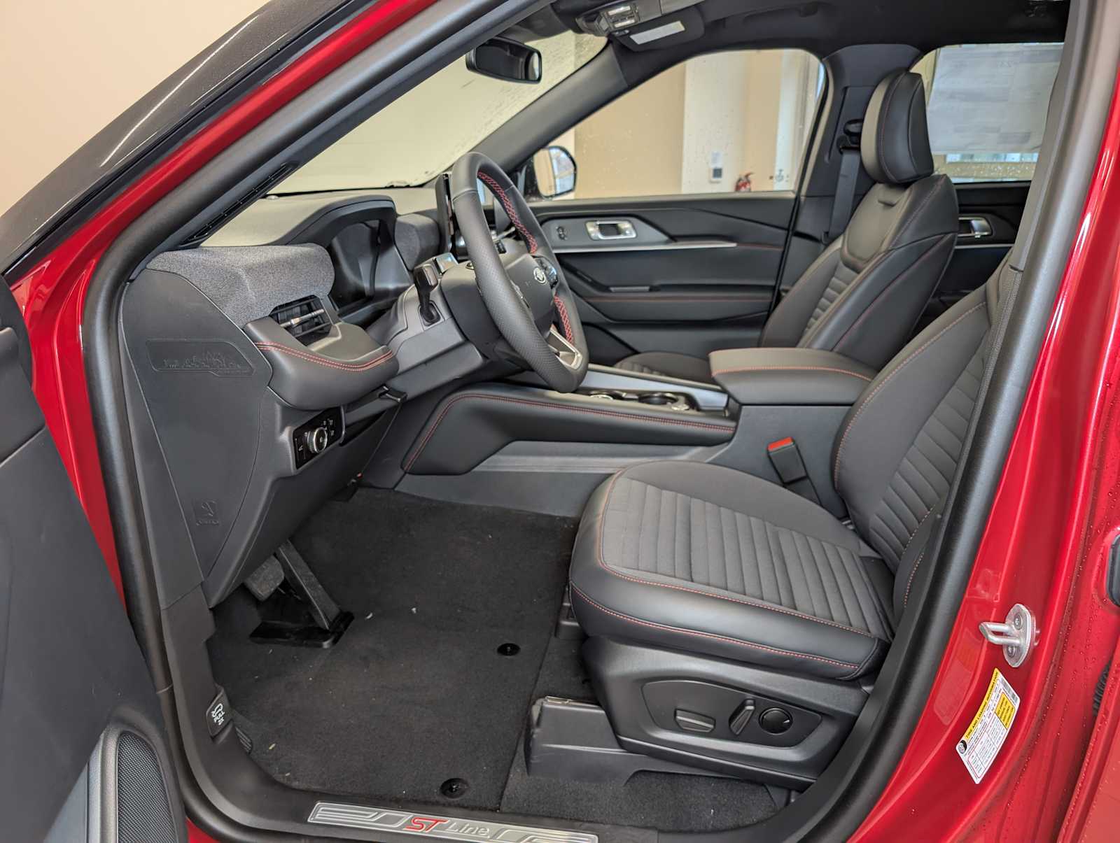 2026 Ford Explorer ST-Line Sport photo 4