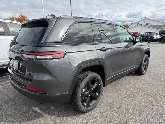 2025 Jeep Grand Cherokee Altitude photo 2