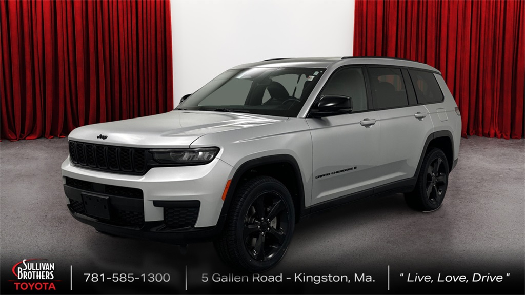Used 2022 Silver Jeep Altitude image 1