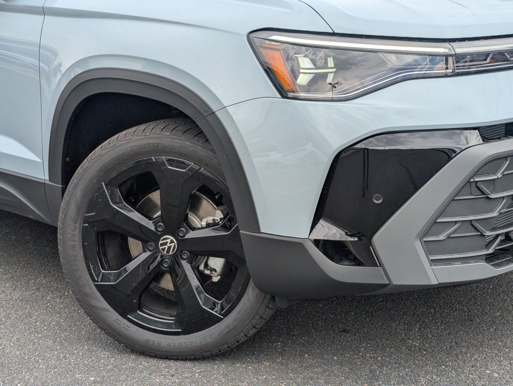 2025 Volkswagen Taos SE photo 2