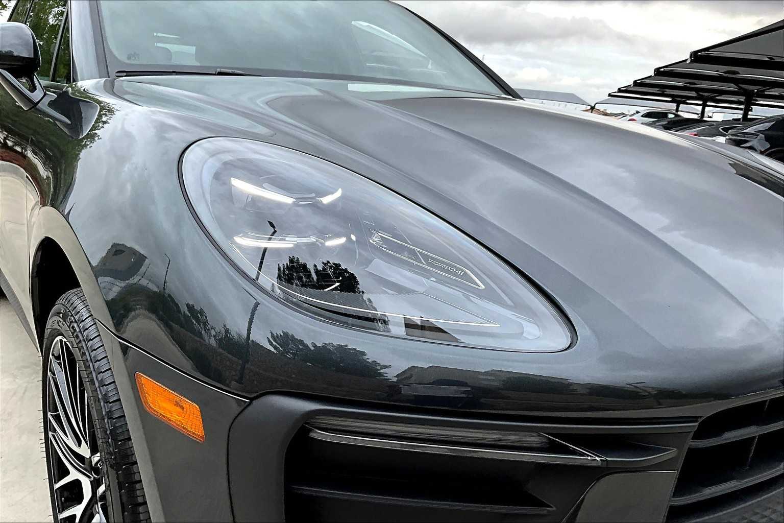 2026 Porsche Macan T photo 11