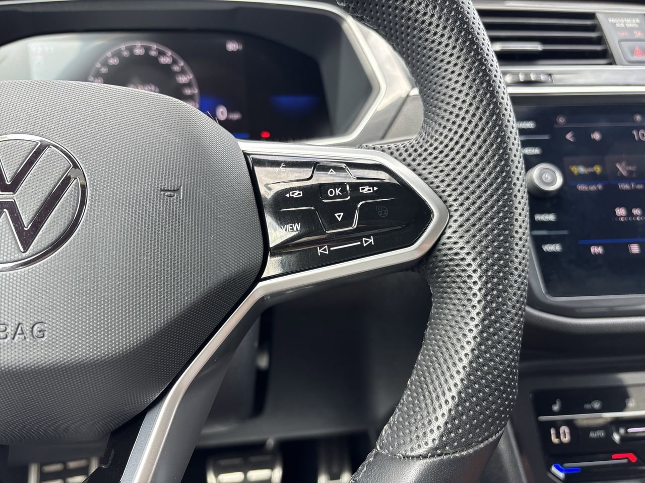 2023 Volkswagen Tiguan SE R-Line Black photo 28