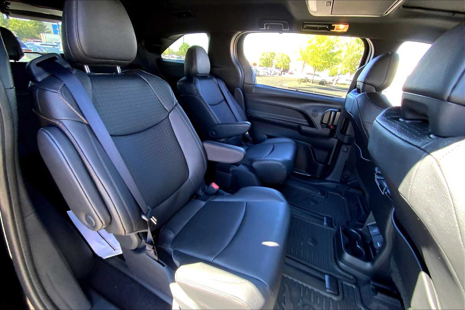 2025 Toyota Sienna Woodland Edition photo 16
