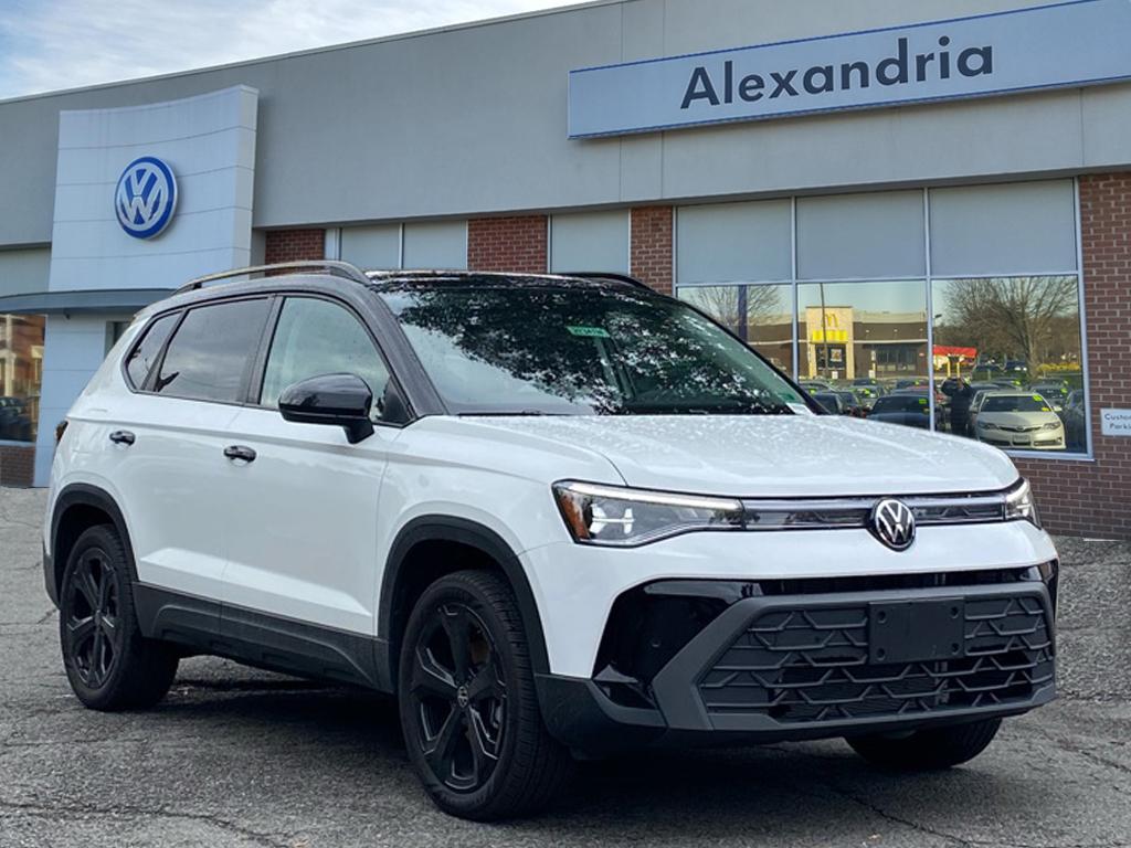 2025 Volkswagen Taos SE Black's photo