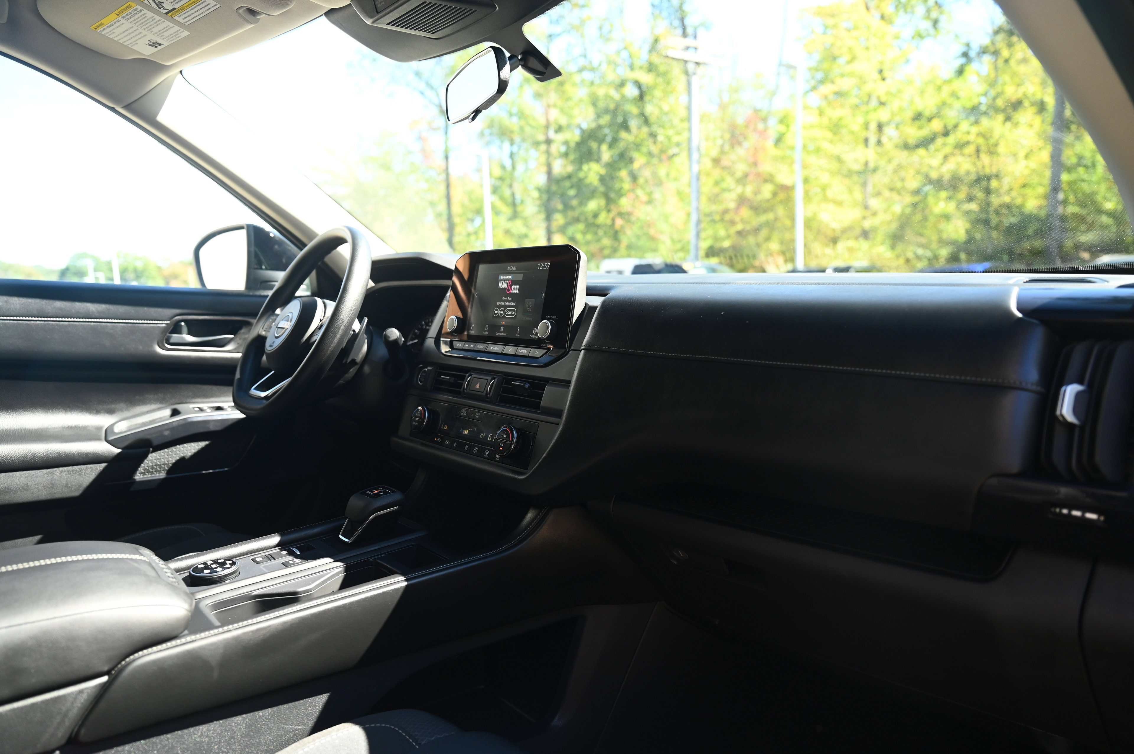 2024 Nissan Pathfinder S photo 28