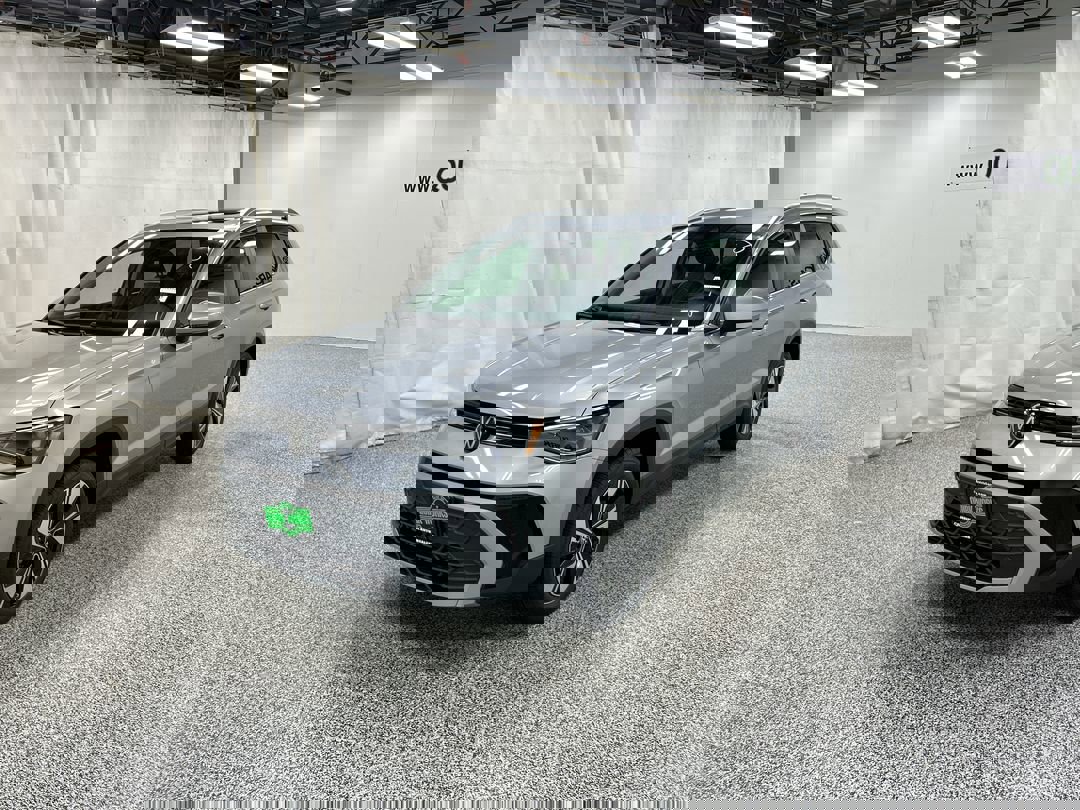 2025 Volkswagen Taos SE photo 3