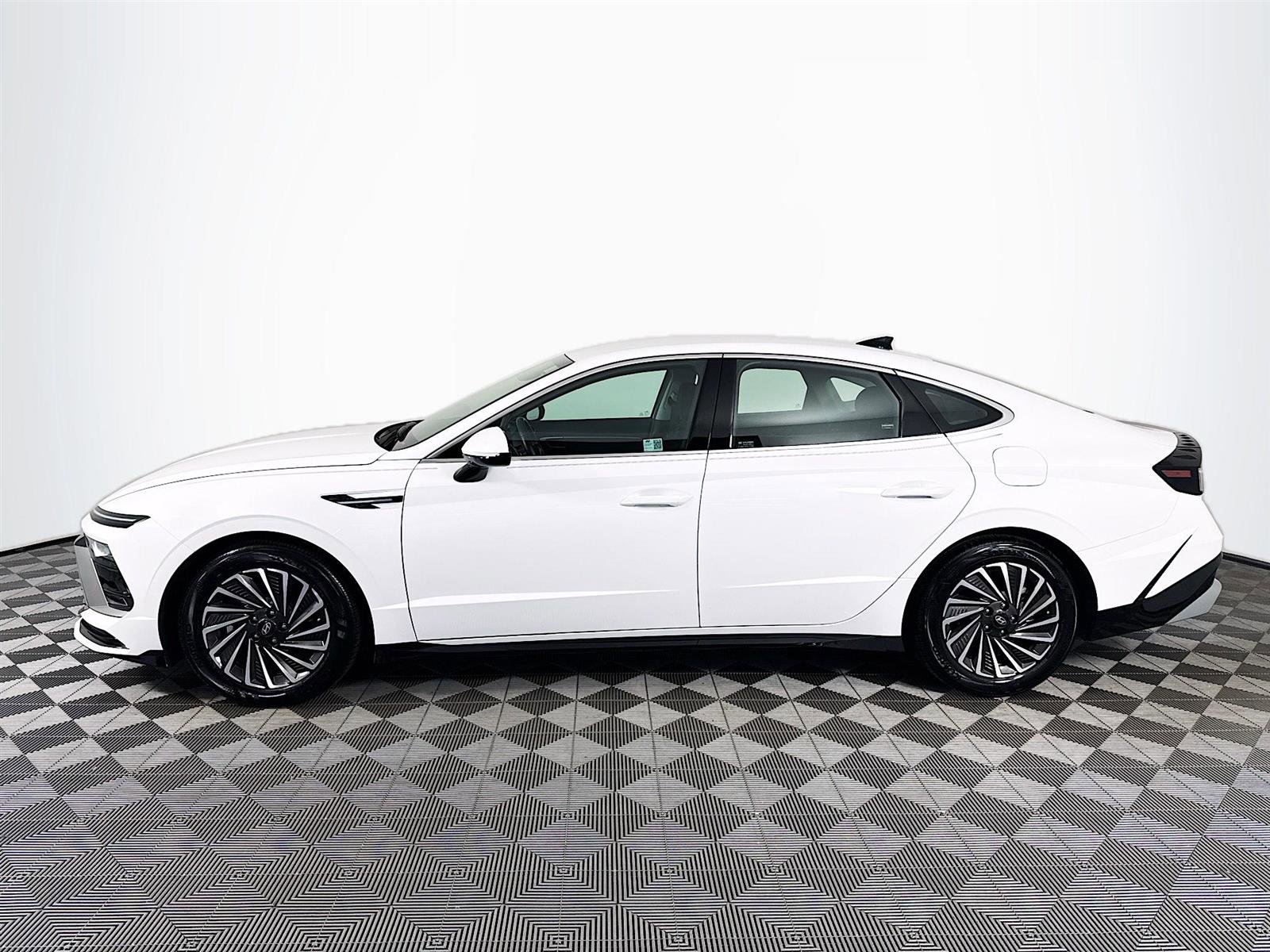 2024 Hyundai Sonata Hybrid SEL photo 2