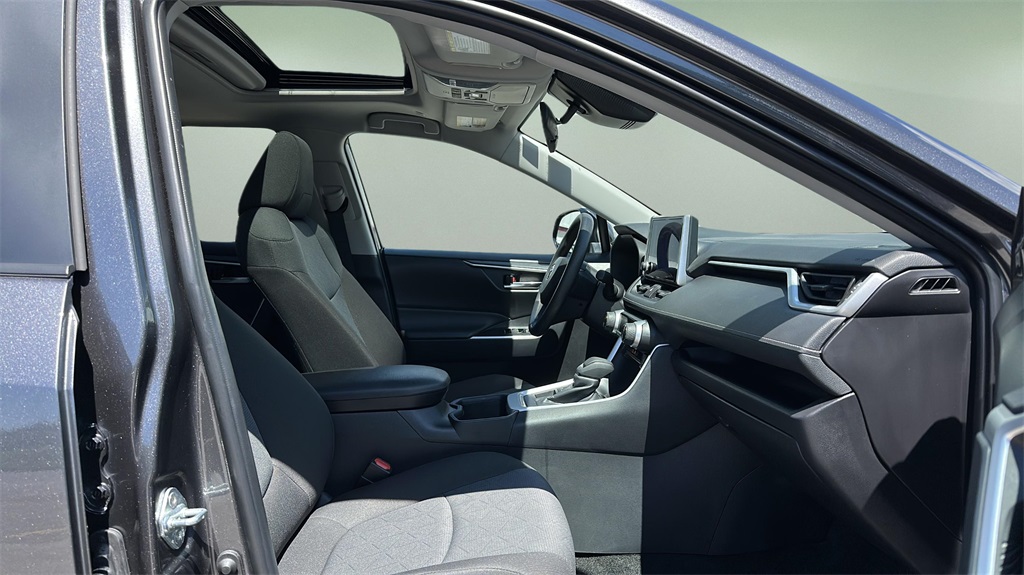 2024 Toyota RAV4 XLE photo 9