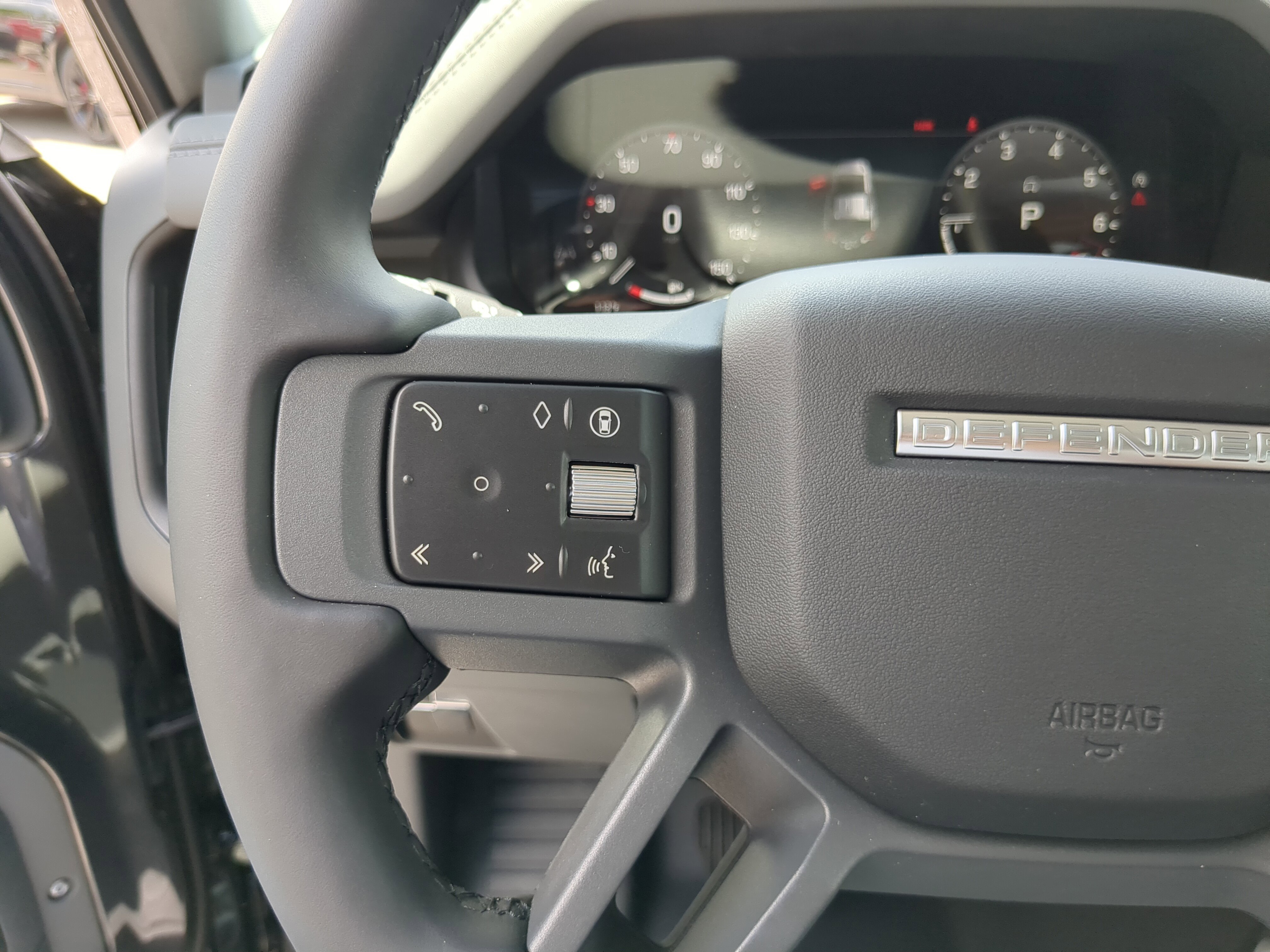 2025 Land Rover Defender 110 X-Dynamic SE photo 18