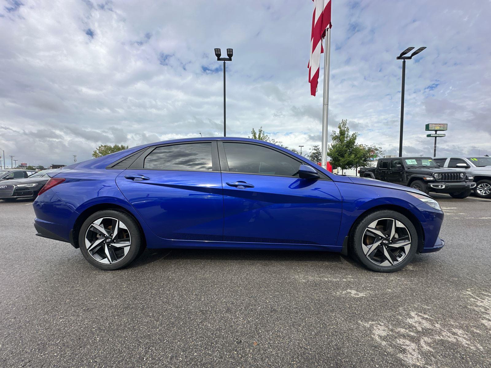 2023 Hyundai Elantra SEL photo 3
