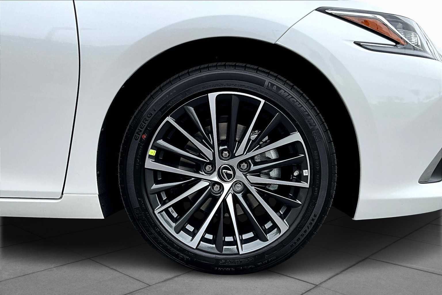 2025 Lexus ES 300h photo 9