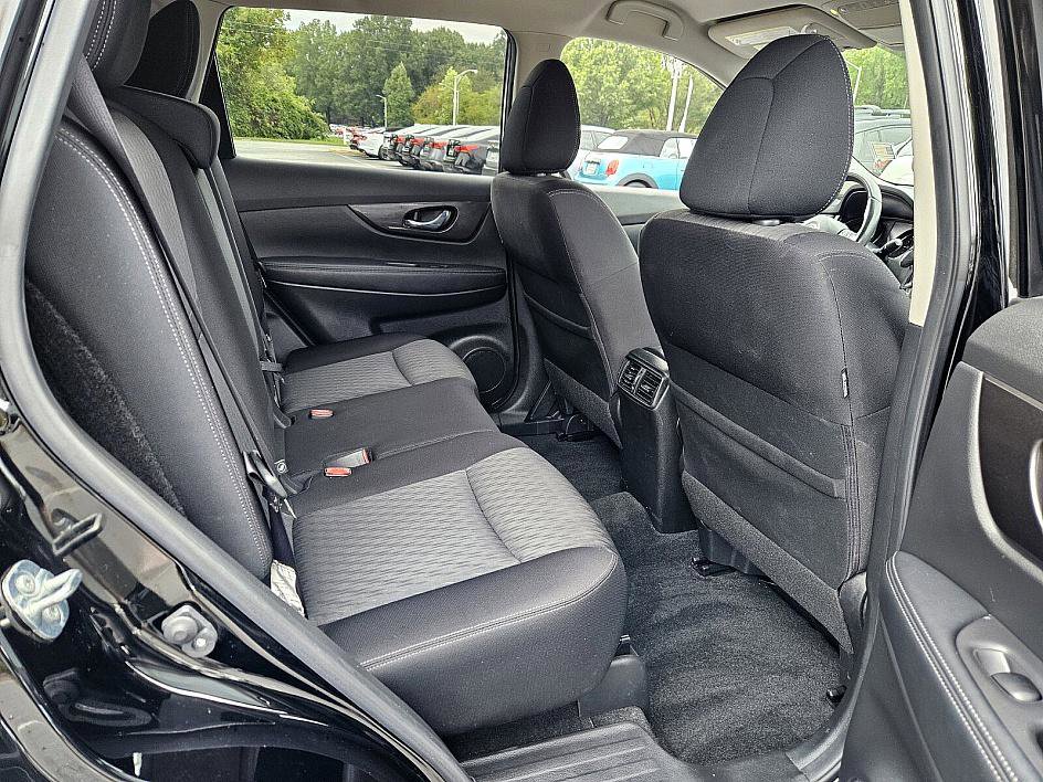 2019 Nissan Rogue SV photo 13