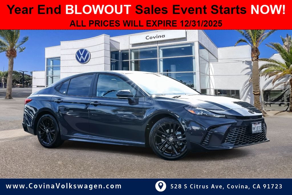 2025 Toyota Camry SE's photo