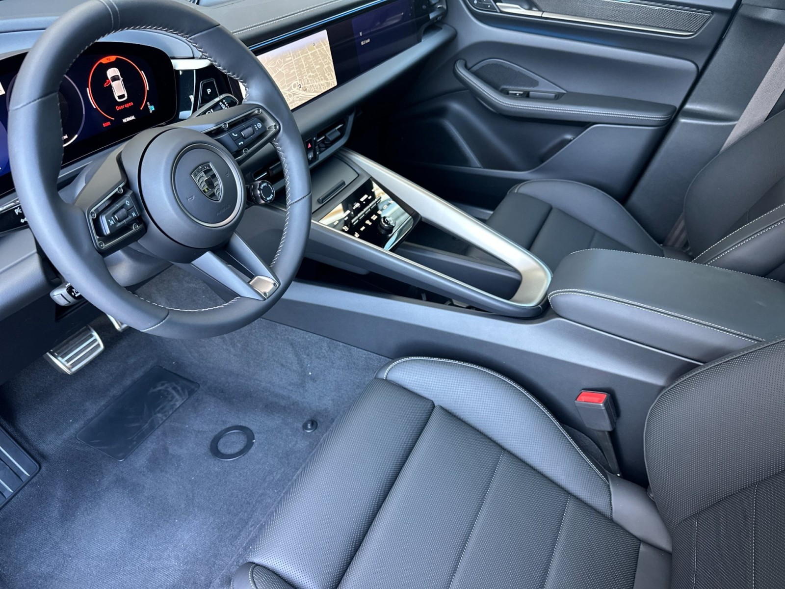 2025 Porsche Macan Turbo Electric photo 4