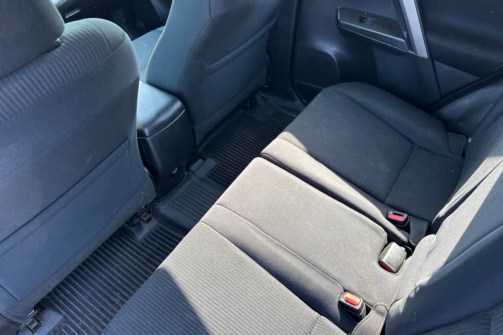 2016 Toyota RAV4 LE photo 6
