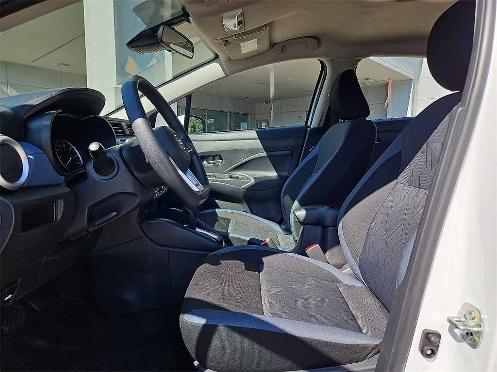 2025 Nissan Versa 1.6 SV photo 9