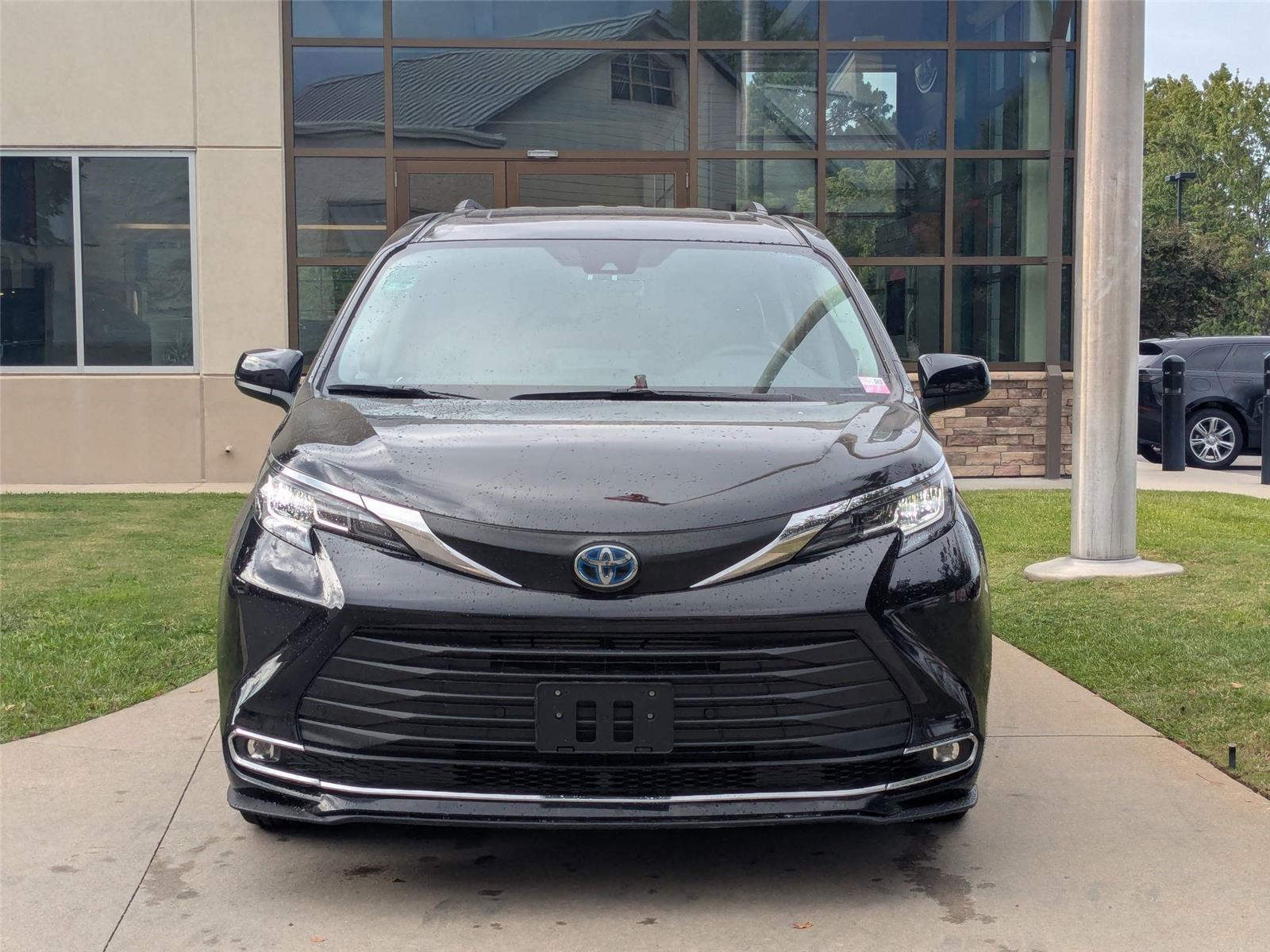 2021 Toyota Sienna XLE photo 2