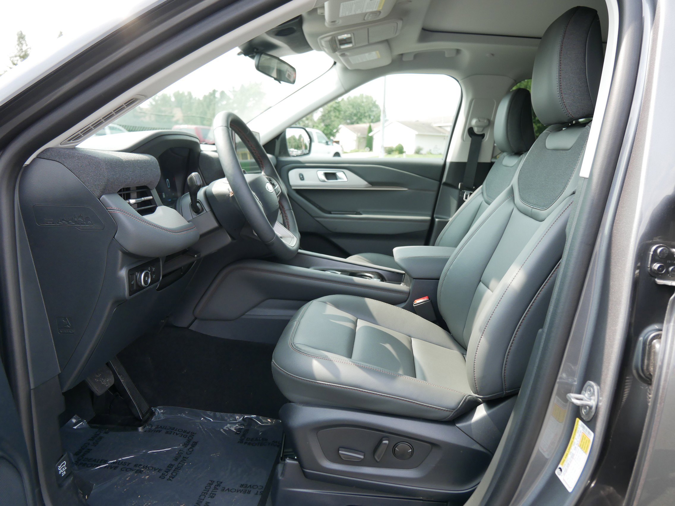 2025 Ford Explorer photo 2