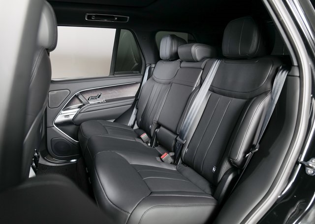2025 Land Rover Range Rover SE photo 4