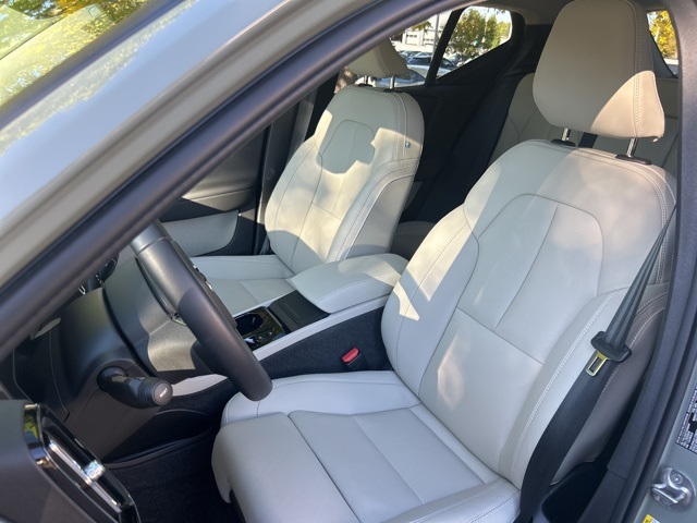2025 Volvo XC40 Plus photo 11