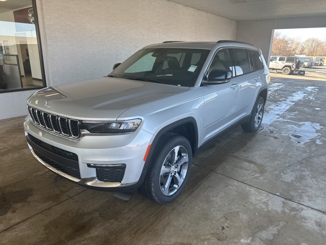 2025 Jeep Grand Cherokee Limited photo 2