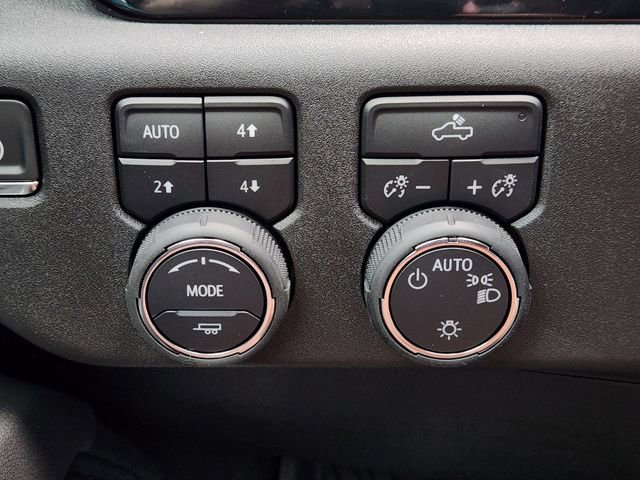 2025 Chevrolet Silverado 1500 LT photo 16