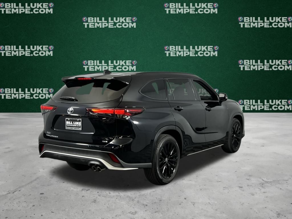 2024 Toyota Highlander LE photo 2