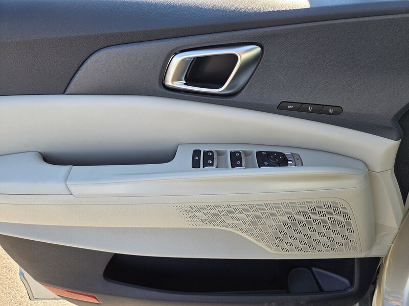 2026 Kia Carnival EX photo 8