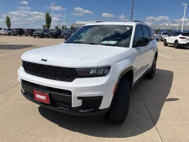 2023 Jeep Grand Cherokee Laredo Altitude photo 3