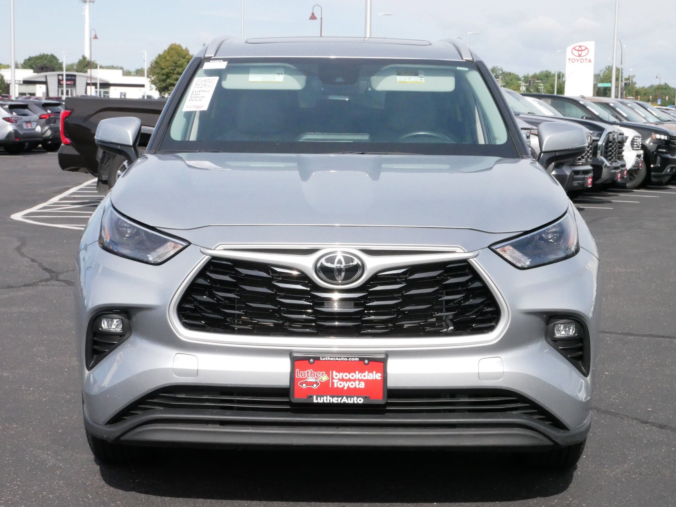 Certified 2022 Toyota Highlander XLE with VIN 5TDGZRBH9NS187870 for sale in Brooklyn Center, Minnesota