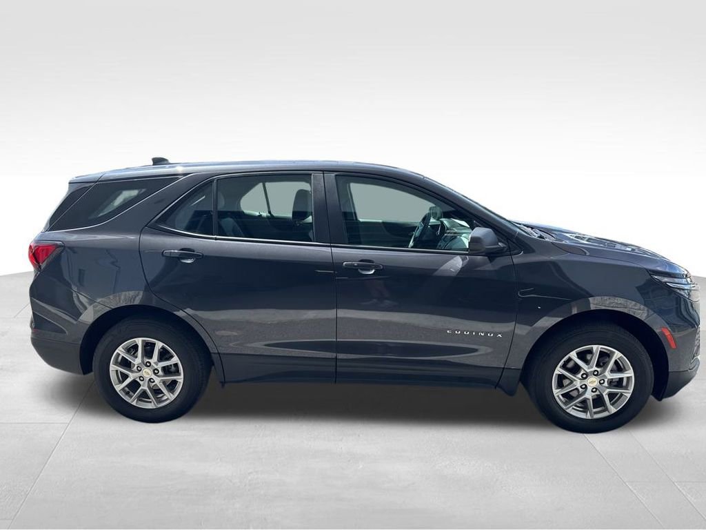 2022 Chevrolet Equinox LS photo 2