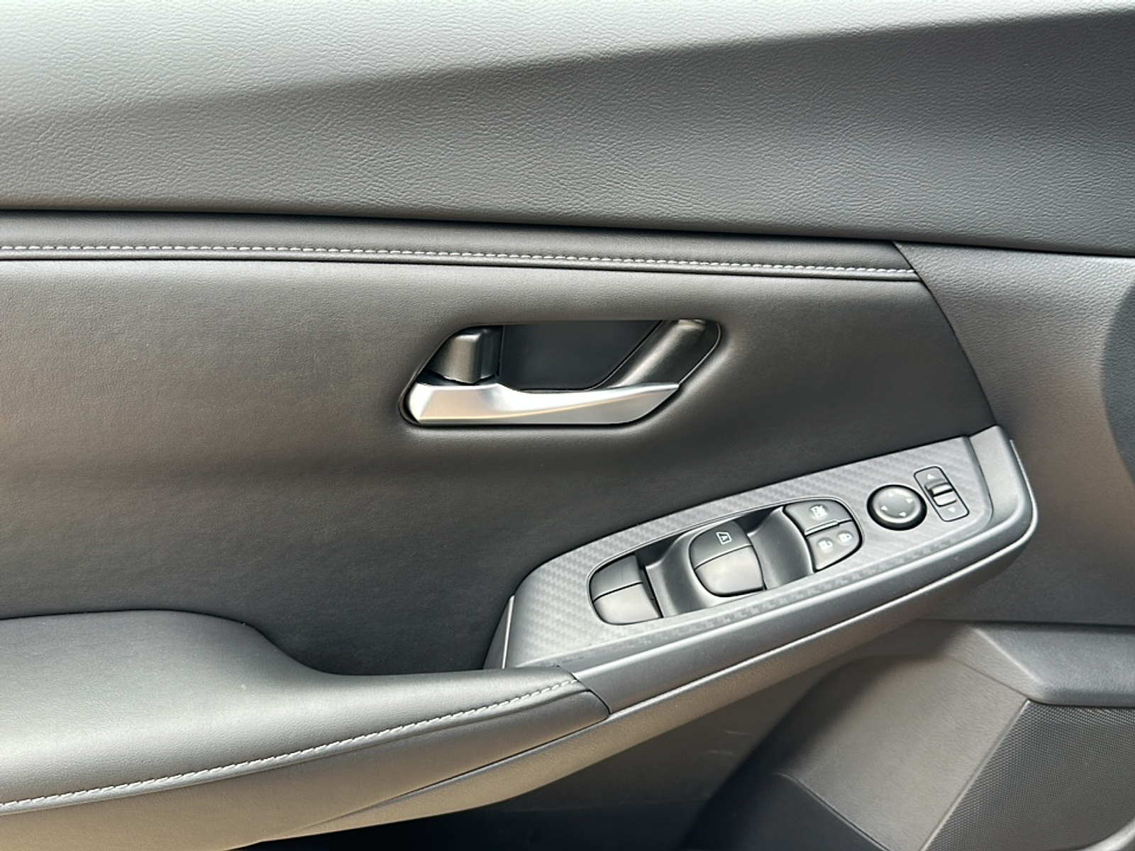 2025 Nissan Sentra SV photo 3