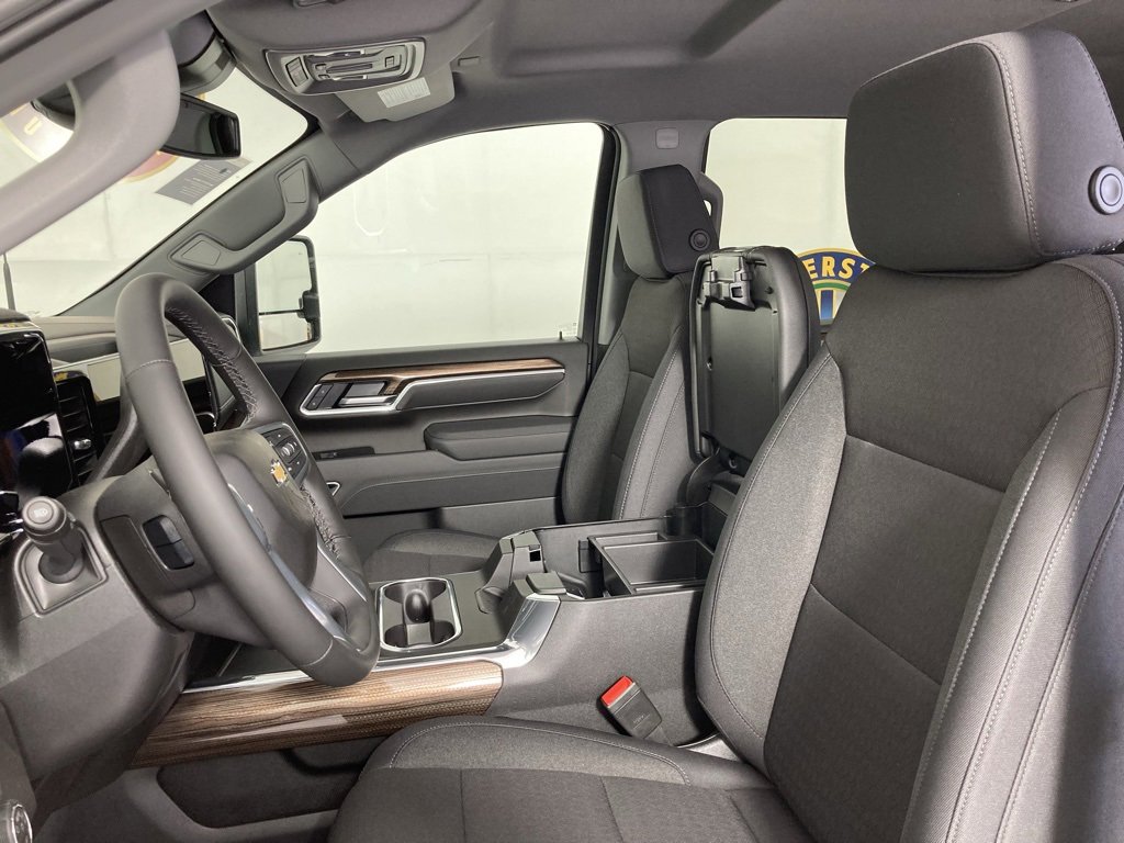2026 Chevrolet Silverado 2500HD LT photo 8